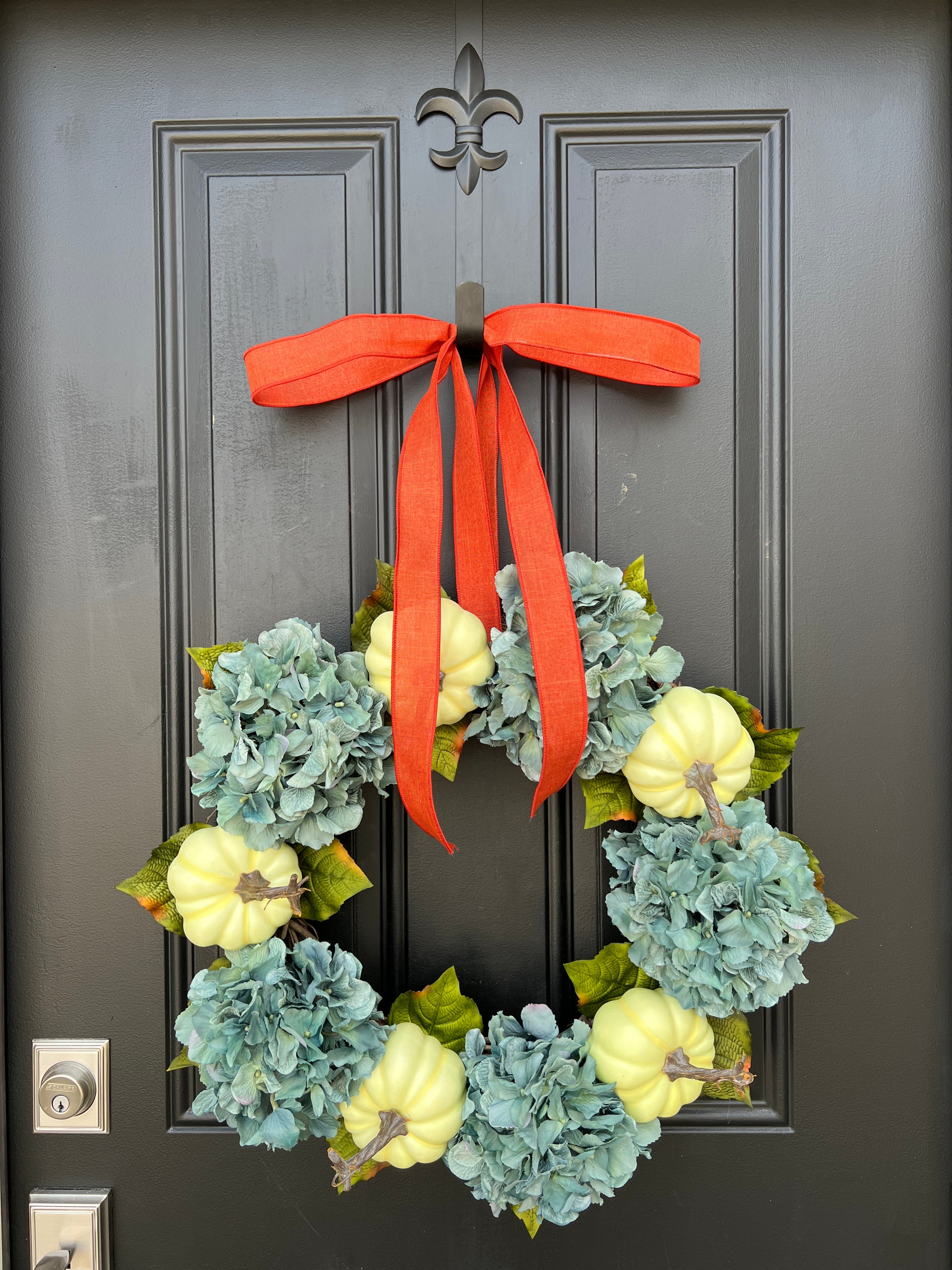 Coastal Hydrangea Wreath with Cream Pumpkins