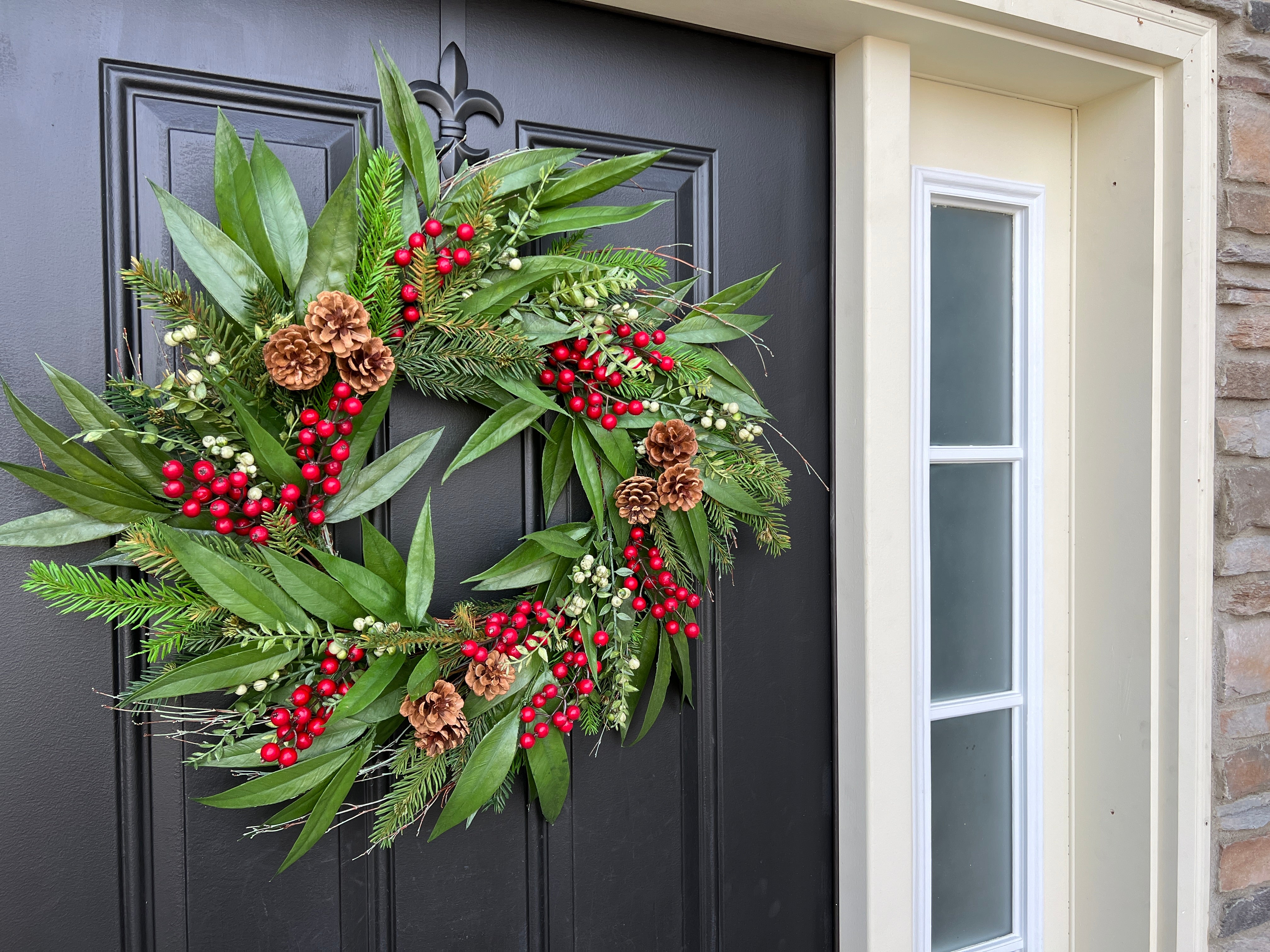 Bay Leaf Wreath with Red Berries and Pinecones – Rustic Holiday Décor