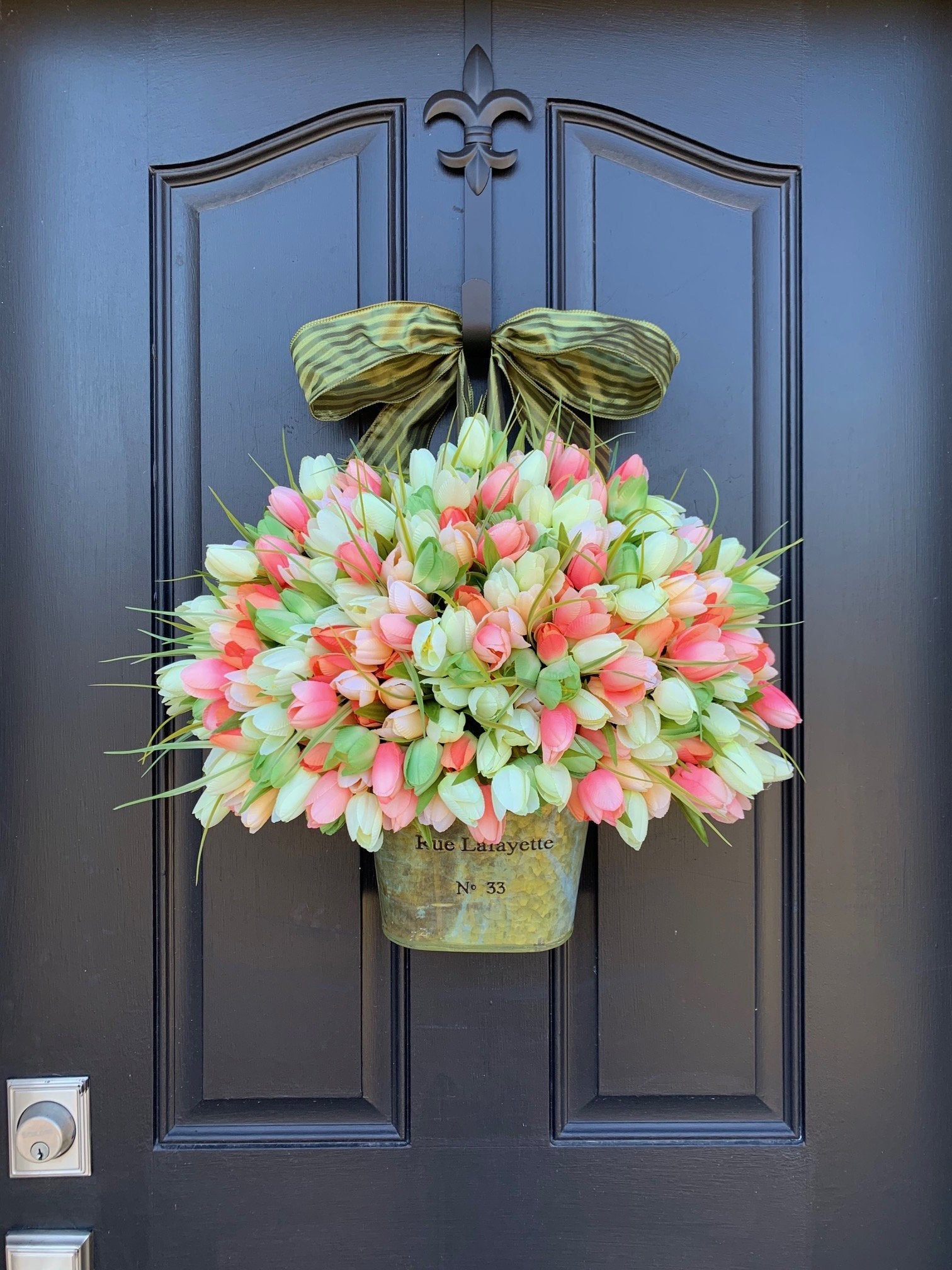 https://twoinspireyou.com/cdn/shop/products/farmhouse-tulip-bucket-wreath-twoinspireyou_1600x.jpg?v=1585714882